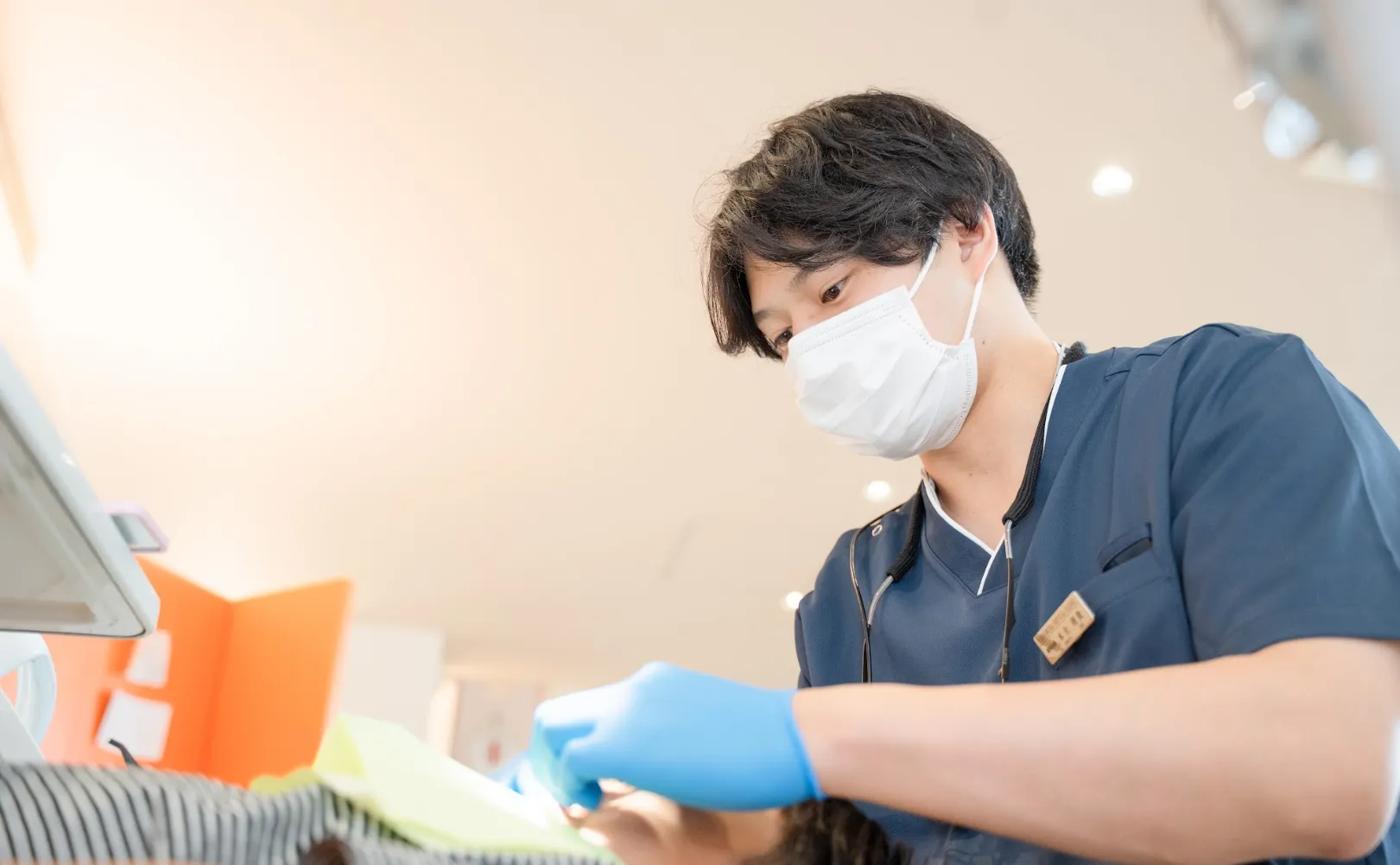 歯科医師が子どもを診療している様子
