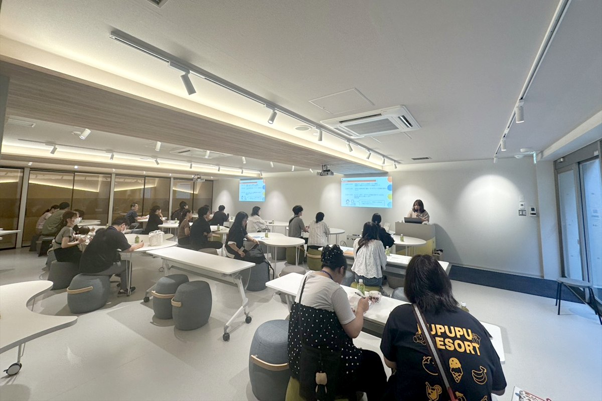 院長が保護者向けに口腔機能と歯ならびについて解説する歯ならび説明会の様子