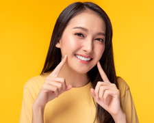 歯並びの良い白い歯の笑顔の女性