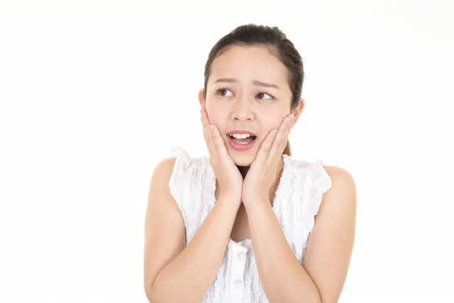 不安な表情を浮かべる女性