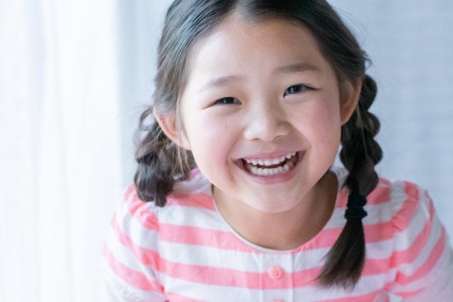 歯の綺麗な笑顔の幼児