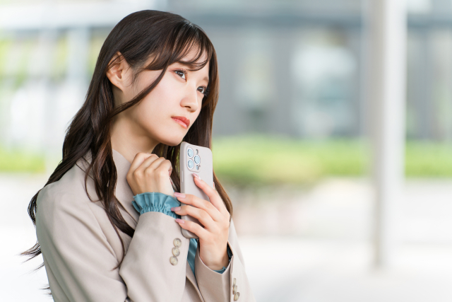 不安な表情の若い女性
