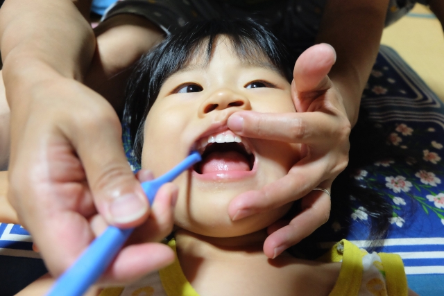 幼児が仕上げ磨きしているところ